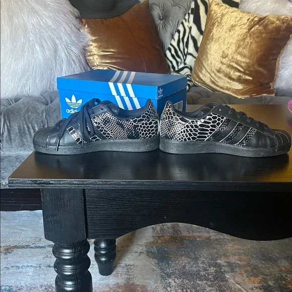 Adidas superstar W adidas size 7. Black and gold. Worn once. - Picture 9 of 9